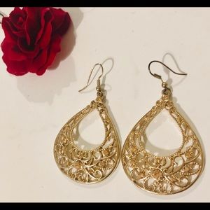 Classic tear drop gold earrings